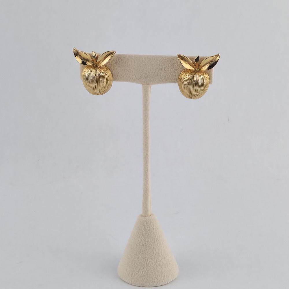 Vintage Sarah Coventry Gold Tone Apple Clip On Earrings Signed Ribbed Fruit - Picture 7 of 8